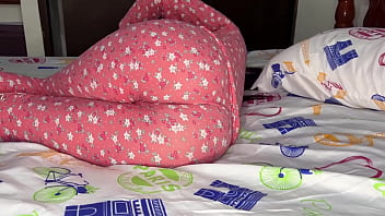 Preview 1 of Nepali Sex Girls Fuck - Hijastra Inocente Buscando en el Closet mientras su Padrastro la Sostiene por el Culo - Video Amateur Casero