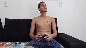 Preview 1 of Wwwxn Xxn Com Mom Liesbian - Jogando videogame com meu primo novinho e gozei na boca dele