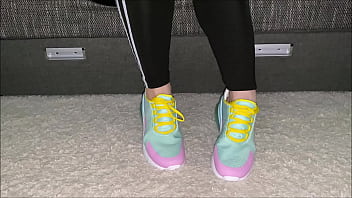 Preview 1 of Trepando Na Rua - Playing with My Golden Vibrator to Orgasm - Hot MILF in Leggings and Sneakers Rubbing Her Sweet Pussy