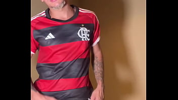 Preview 1 of Drink Chata Chati Sex - Novin jogador do flamengo chega do jogo e bate uma punheta e goza litros de leite