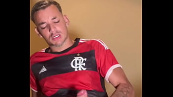 Preview 4 of Drink Chata Chati Sex - Novin jogador do flamengo chega do jogo e bate uma punheta e goza litros de leite