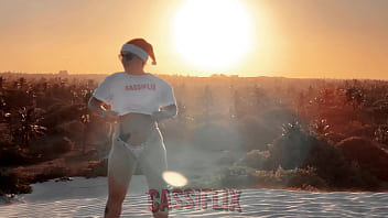 Preview 1 of Tube Pcs - Ele pegou a mam&atilde_e noel se masturbando,   fez ela gozar gostoso! Assista completo no cassiflix