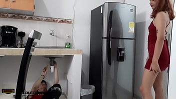 Preview 1 of Blacked Tiny4k - Hermosa petite latina contrata fontanero y le paga el servicio con su co&ntilde_o
