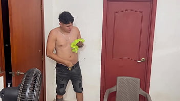 Preview 1 of Anal Bigtit Blondes - descubro a mi timida hermanastra masturb&aacute_ndose en mi cuarto y le doy la follada de su vida.