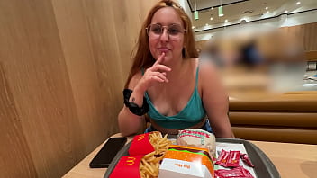 Preview 2 of Femdom Boss Office - Paramos para comer e ela queria mostrar os seios - Trix Mendes