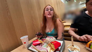 Preview 3 of Femdom Boss Office - Paramos para comer e ela queria mostrar os seios - Trix Mendes