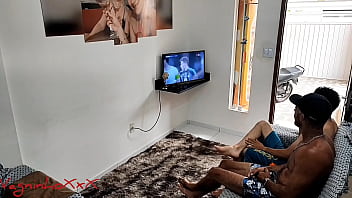 Preview 1 of Vn U40 - Par&oacute_dia clic ela queria confus&atilde_o e a gente s&oacute_ assistir mais uma partidinha mas tudo se resolveu num clic e muita rola no cuzinho dela at&eacute_ esguichar porra Vagninho Vivi Capetinha e casal ogro