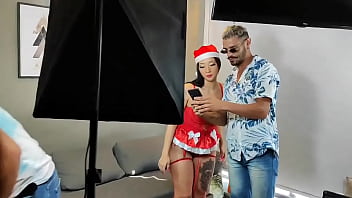 Preview 4 of Xxxhot Scool - Bastidores da grava&ccedil_&atilde_o de natal com Vit&oacute_ria Beatriz