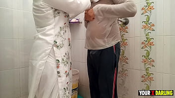 Preview 1 of Artis Indonesia Tetek Besar - Ladka Barish Me Bheeg Gaya Aur Thand Se Bachaane Ke Liye Chubby Stepmom Ne Apne Jism Ki Garmi Di Aur Chudayi Karwayi