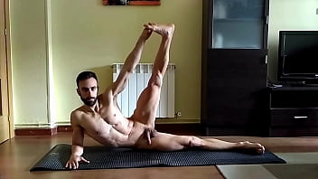 Preview 3 of Indian Desi Airy Pussy - Practico YOGA DESNUDO