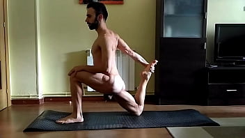 Preview 4 of Indian Desi Airy Pussy - Practico YOGA DESNUDO
