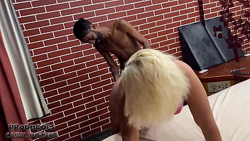 Preview 1 of Bokep Saudara - Arrombaram o cu da gorda safada