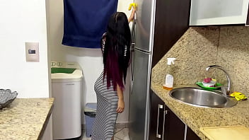 Preview 4 of Hindi Prone 2018 - Hermosa Hijastra Limpiando la Cocina en Vestido Sexy y Ajustado Con su Gran Culo