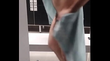 Preview 3 of Video Mustafa Ali - Me secando na academia