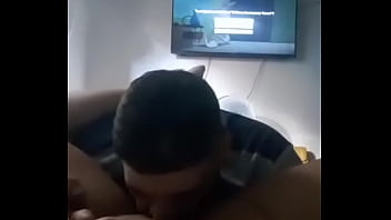Preview 1 of Dad Frush - Coroa chegando do trabalho e metendo a l&iacute_ngua na bucetinha da novinha at&eacute_ ela da bem gostoso pra ele
