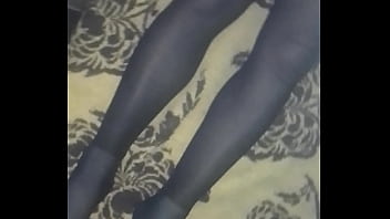 Preview 3 of Xxyvdo - Le quito los zapatos y le toco las piernas