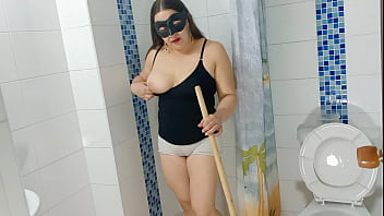 Preview 1 of Gomo Sex Videos - Mi Empleada Se Quita Los Shorts y Muestra La Enorme Concha Por Dinero Extra