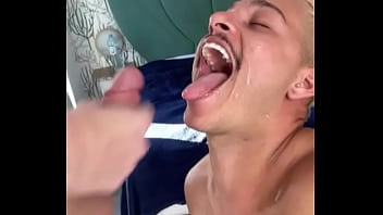 Preview 4 of Mom Italienes - Grosso igual meu bra&ccedil_o me deu muito Leite