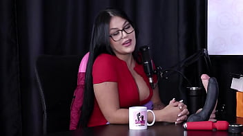 Preview 4 of Isabel Redhead Abby Winters - Gostosa tenta fazer boquete no enorme pau grosso,  mas... - Naty Varga (SHEER/RED)