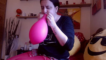 Preview 1 of Sex Spilikan - Italian milf cums on top of the balloons all wet