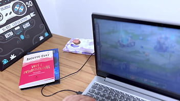 Preview 1 of Three Sexy Gamer - Soquei na bucetinha da novinha gamer enquanto ela jogava