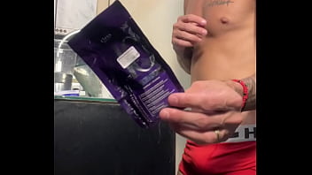 Preview 1 of Mom And She Sun - Novinho famoso do tik-tok dotado mostra rola enquanto enquanto pinta a barba (COMPLETO NO PREMIUM)