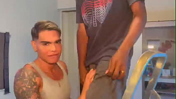 Preview 4 of Skinny Ugly Nude - PEDIU AJUDA DO VIZINHO PRA TROCAR A L&Acirc_MPADA E TEVE QUE PAGAR DEIXANDO ELE SOCAR SEUS 24CM NO SEU RABO