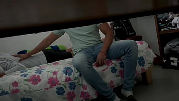 Preview 1 of Xxx Overy Reating - Me acost&eacute_ en la cama de un pollito para ech&aacute_rmelo y dejarle mis mecos adentro
