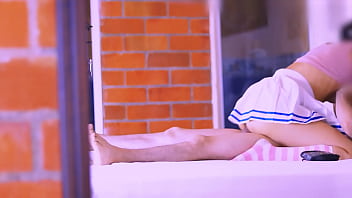 Preview 1 of Rahsma Sex Hd - El amigo,  con su voz intensa y sus abrazos fuertes,  era un refugio para la hijastra en el c&aacute_lido cuarto del apartamento.