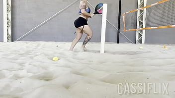 Preview 3 of Sex Xnxncom - Meu professor de beach tenis,  n&atilde_o aguentou ver minha bunda grande e ficou de pau duro durante a aula!