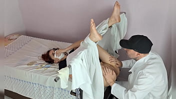 Preview 1 of X Nxxx Ks Xxxxxx - Ginecologista fez paciente se mijar de tesao no exame