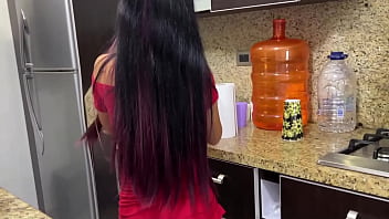 Preview 1 of Berbie Bikin Anak - Hermosa Hijastra con un Enorme Culo Limpiando la Cocina en Falda Ajustada y su Padrastro Aprovecho que estaban Solos
