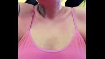 Preview 2 of Bonga Camas Com - Eu toda suada at&eacute_ buceta escorrendo e louca de tesao na academia chamei minha amiga pra vim tomar banho comigo no vesti&aacute_rio .(Se pagamos ali mesmo publico)