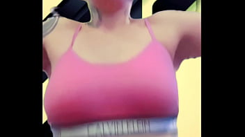 Preview 3 of Bonga Camas Com - Eu toda suada at&eacute_ buceta escorrendo e louca de tesao na academia chamei minha amiga pra vim tomar banho comigo no vesti&aacute_rio .(Se pagamos ali mesmo publico)