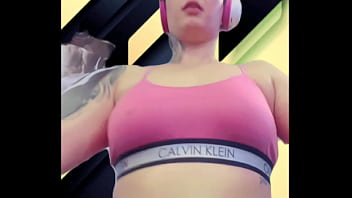 Preview 1 of Bonga Camas Com - Eu toda suada at&eacute_ buceta escorrendo e louca de tesao na academia chamei minha amiga pra vim tomar banho comigo no vesti&aacute_rio .(Se pagamos ali mesmo publico)