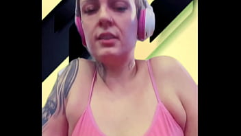 Preview 4 of Bonga Camas Com - Eu toda suada at&eacute_ buceta escorrendo e louca de tesao na academia chamei minha amiga pra vim tomar banho comigo no vesti&aacute_rio .(Se pagamos ali mesmo publico)