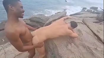 Preview 4 of Online Xxx Pussy - Sexo entre amigos em plena praia no rio de janeiro .