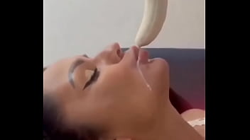 Preview 2 of Usa School Techer Big Booba - Gostosa chupando uma banana