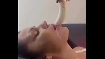 Preview 1 of Usa School Techer Big Booba - Gostosa chupando uma banana