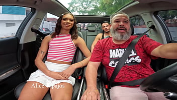 Preview 1 of Hd Xxxvideo - Trans dotada com 24 centimetro de Neca faz a festa nas ruas dentro da carona - Alice Tapajos