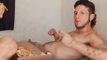 Preview 1 of Wwxxxvido Hd In - El chacal Colombiano le chupo el culo a su novio debajo de las s&aacute_banas se nota lo mucho que le gusta