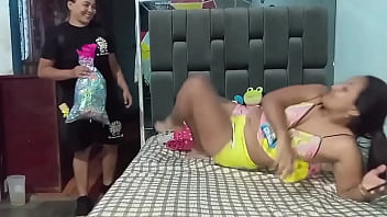 Preview 2 of Lucky Gay Ficked Two Girls - mi pareja esta ausente por cosas del trabajo y yo ando muy cachonda,  cuando de pronto me sorprende en mi casa y terminamos follando muy rico