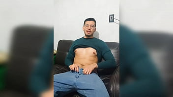 Preview 2 of Wife Husband And You - Rico joven hetero curioso verg&oacute_n de 19cm cuenta como se follo un culito Twink ! Termina sac&aacute_ndose la lechota de su vergota rica !