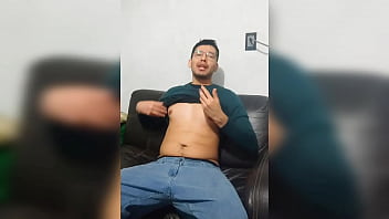Preview 1 of Wife Husband And You - Rico joven hetero curioso verg&oacute_n de 19cm cuenta como se follo un culito Twink ! Termina sac&aacute_ndose la lechota de su vergota rica !