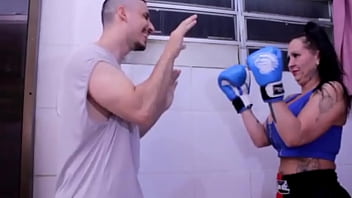 Preview 2 of Arab Shaik Fuk - Aula com personal trainer de boxe rendeu mamada na piscina p&oacute_s treino