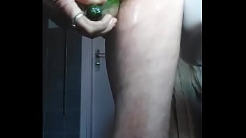 Preview 3 of Czech Cuckold Stranger - Oma neukt kut met komkommer