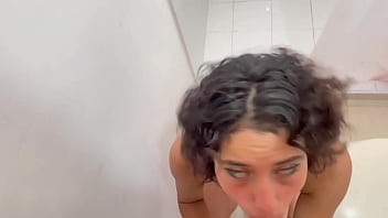 Preview 2 of Son Takes Advantage Of Drunk Mom - Me cojo rico en el ba&ntilde_o a mi peque&ntilde_a hermanastra antes de salir con su novio.