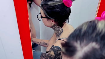 Preview 2 of Dasi Anty Bf Video - Ela me chamou para dentro do banheiro unissex do restaurante e fudemos muito ali mesmo (sexo em p&uacute_blico)