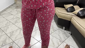 Preview 2 of Eva Levia And - Hijastra Bailando Twerking con su Gran Culo y su Padrastro no puede Resistir la Tentacion