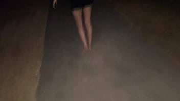 Preview 4 of Doors Xxx - Fanny casada se exibe sem calcinha em publico na rua